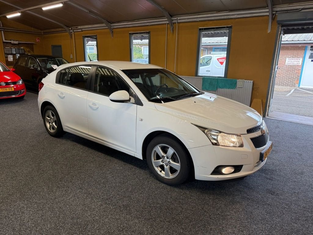 Chevrolet Cruze 1.6 LT/NIEUWE DISTRIBUTIE/SENSOR/NAVI, Voorwielaandrijving, Euro 5, Zwart, 4 cilinders