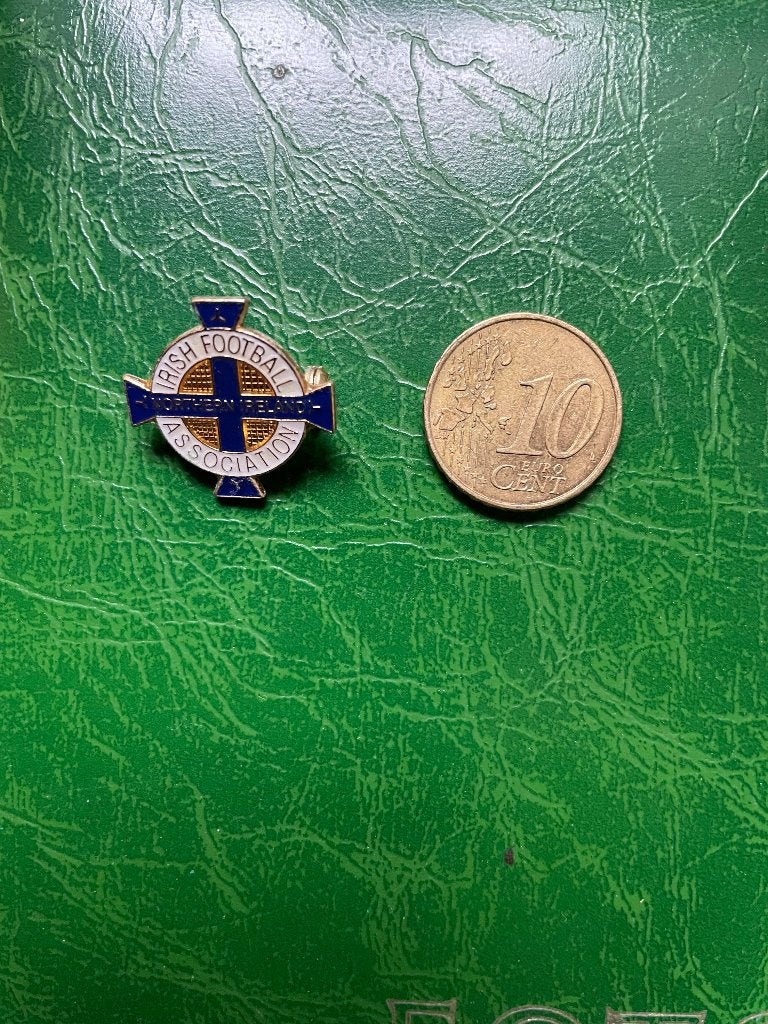 Pin Irish Football Association, Ophalen of Verzenden, Zo goed als nieuw, Buitenlandse clubs, Overige typen