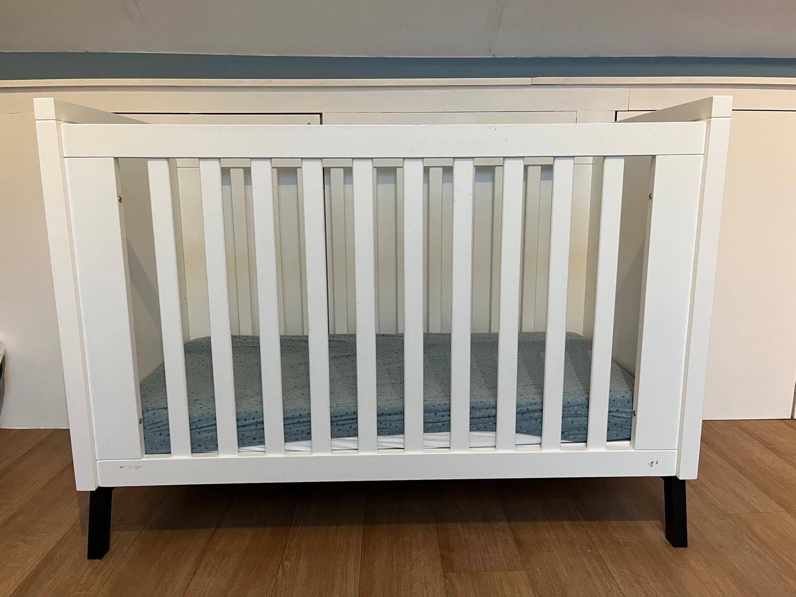 Wit babybedje met matras en commode, Ophalen, 70 tot 85 cm, 140 tot 160 cm, Zo goed als nieuw