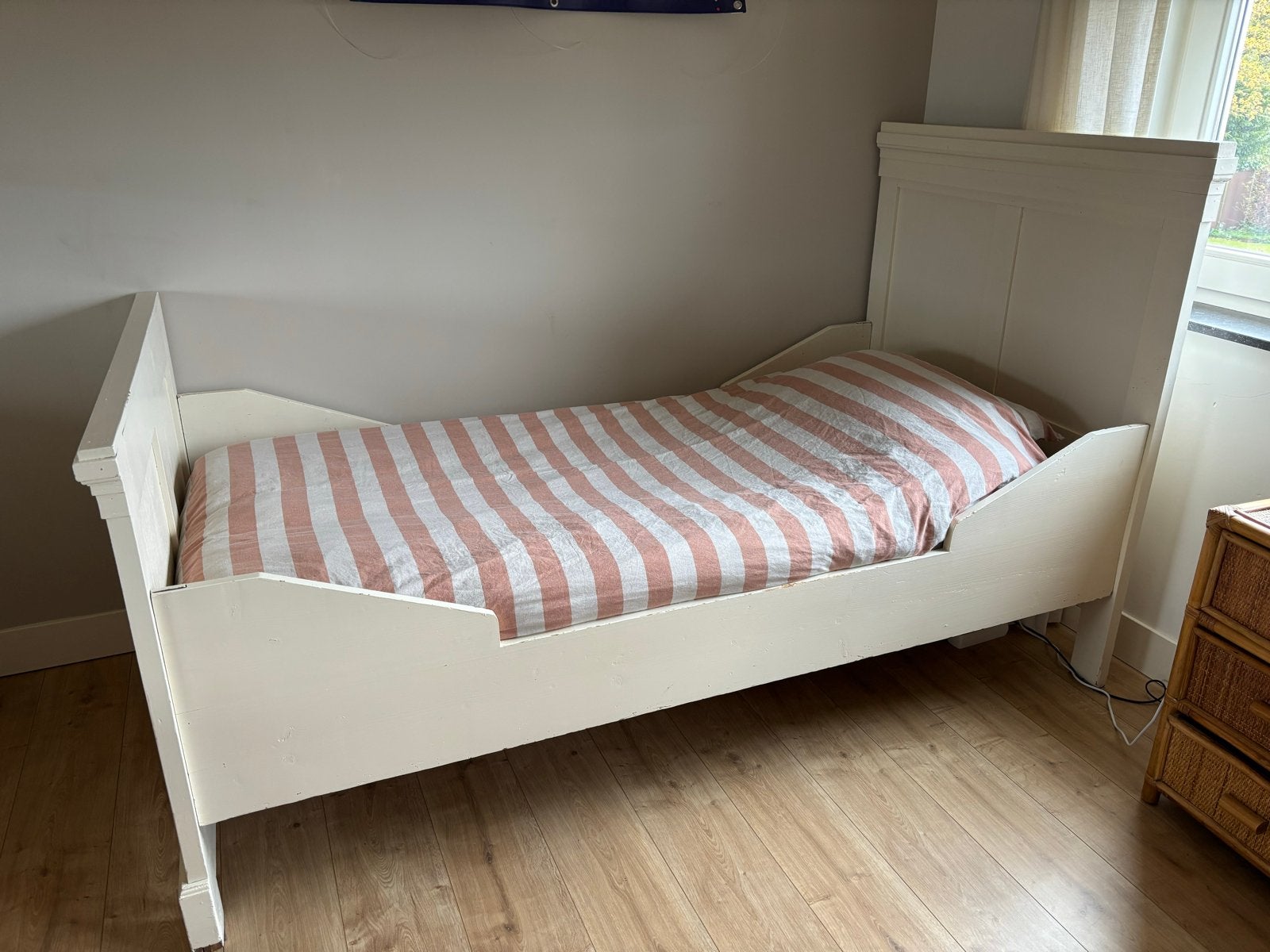 Brocante houten eenpersoonsbed, gebroken wit, Huis en Inrichting, Slaapkamer | Bedden, Ophalen, Eenpersoons, Wit, 200 cm