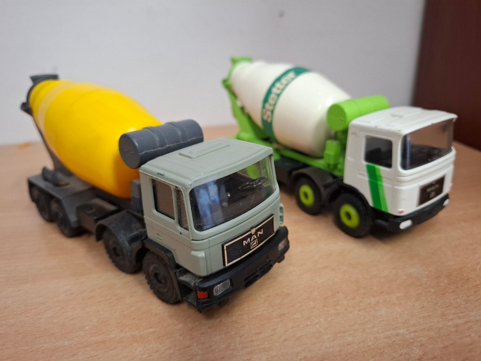 2 man betonmixer vrachtwagens Conrad 1:50, Hobby en Vrije tijd, Modelauto's | 1:50, Ophalen of Verzenden, Zo goed als nieuw, Bus of Vrachtwagen