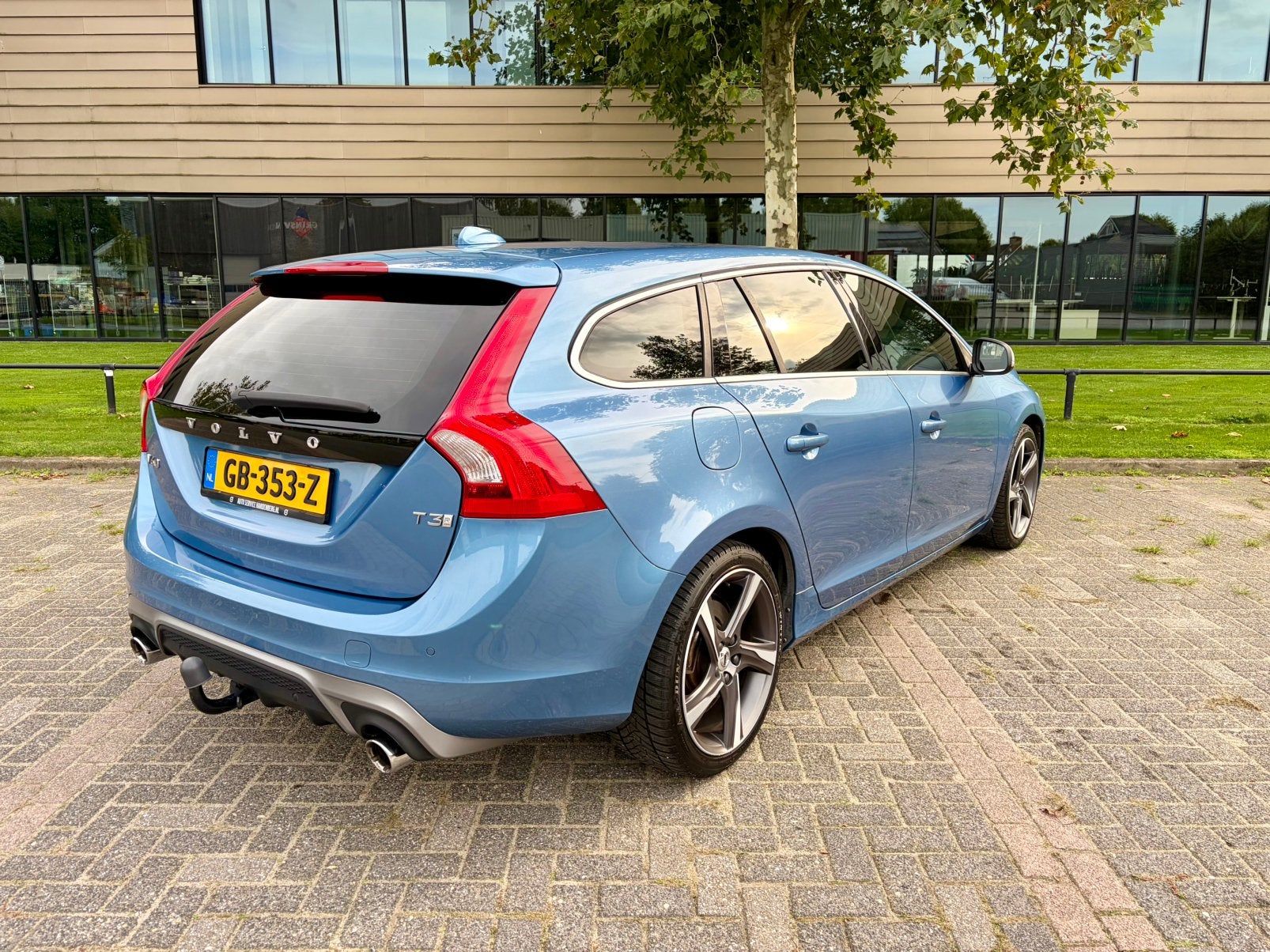 Volvo V60 T3 150 pk R-Design 2015 | Automaat | Trekhaak, Auto's, 1596 cc, 4 cilinders, Blauw, Particulier