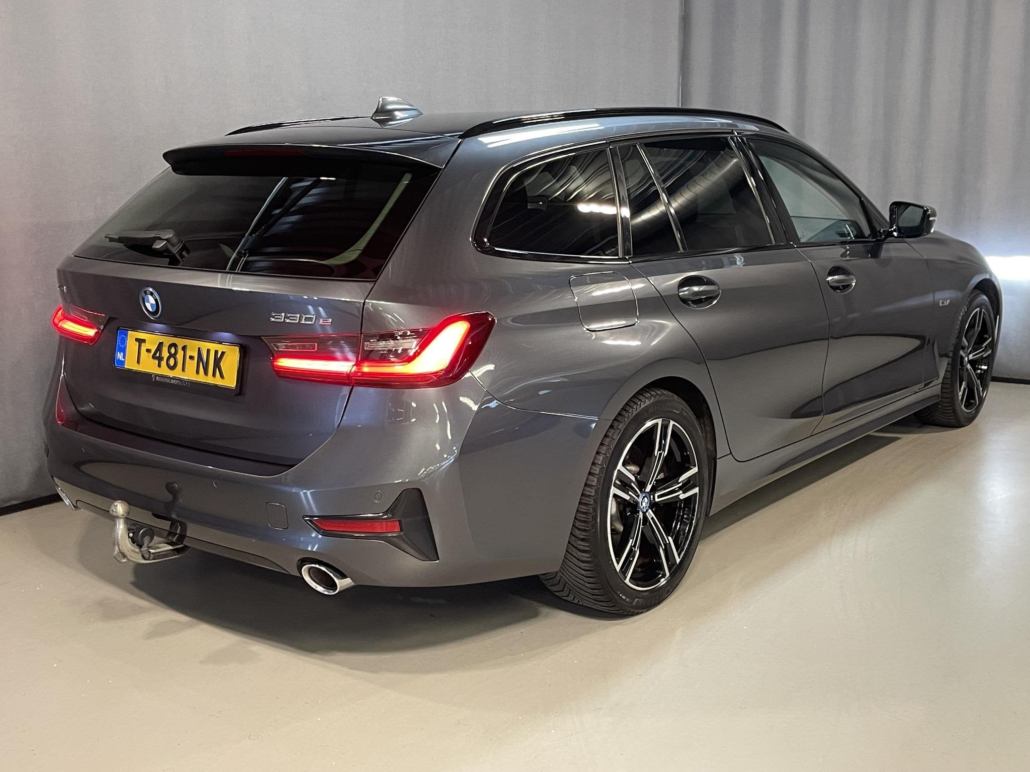 BMW 3-serie Touring 330e xDrive Business Edition Plus 18"/Tr, Stof, Gebruikt, 4 cilinders, 1865 kg