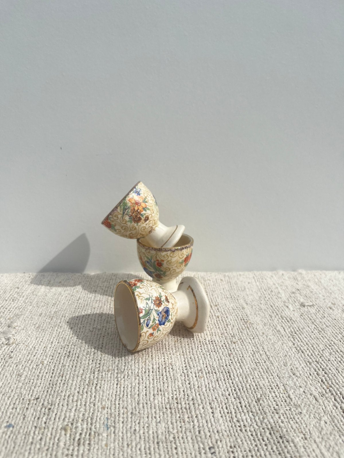 Vintage eierdopjes romantisch rozen antiek ontbijt, Ophalen of Verzenden, Zo goed als nieuw, Dier