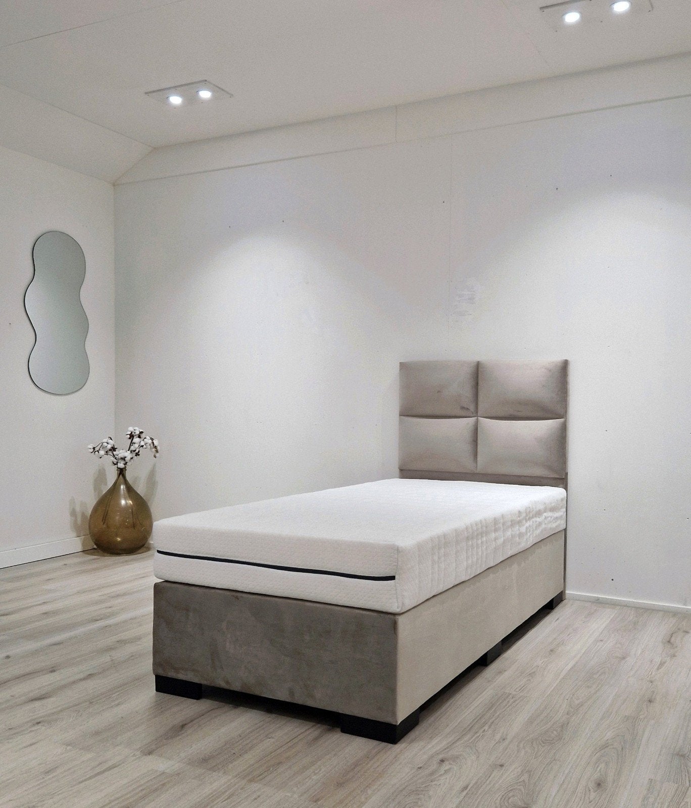 Boxspring showmodel Perfect voor een persoon 90x200, Ophalen of Verzenden