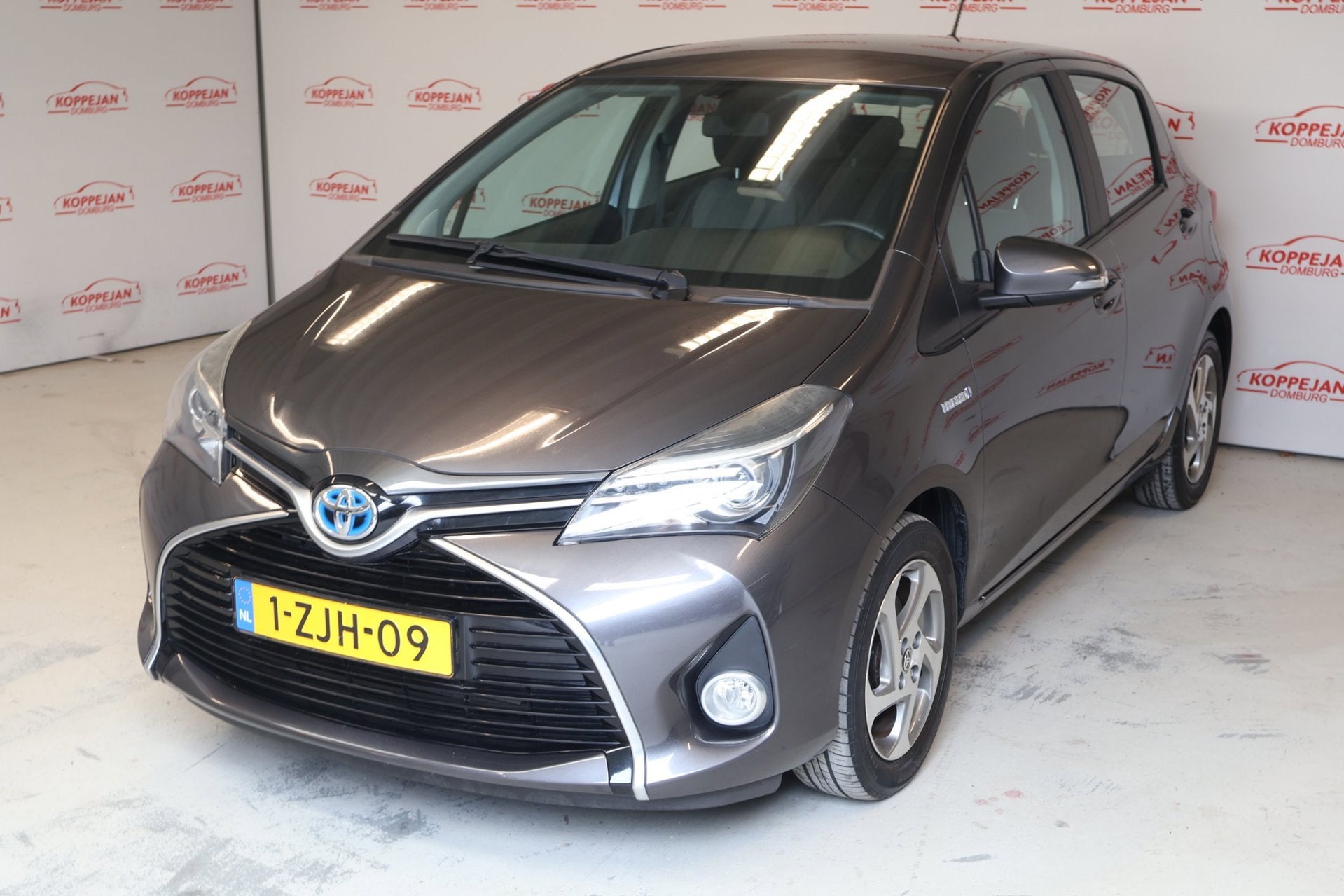 Toyota Yaris 1.5 Hybrid Lease NL auto, Cruise controle, navi, 4 cilinders, 49 €/maand, Origineel Nederlands, Hybride Elektrisch/Benzine