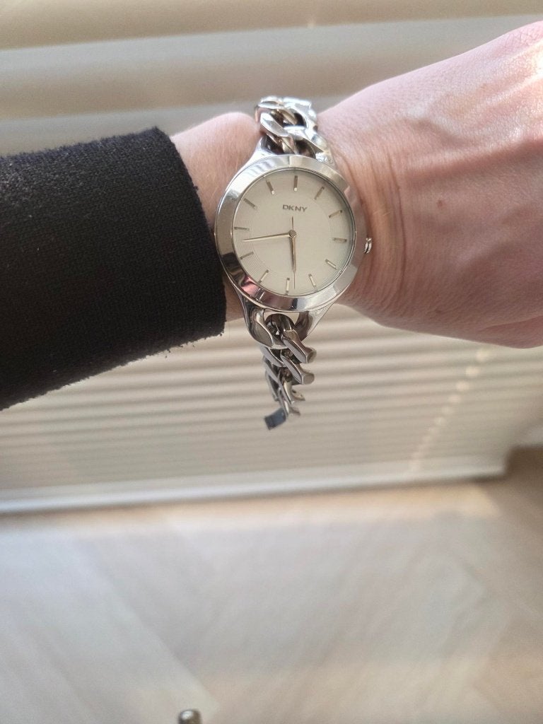 DKNY zilverkleurig horloge, Sieraden, Tassen en Uiterlijk, Horloges | Dames, Staal, DKNY, Polshorloge, Ophalen of Verzenden