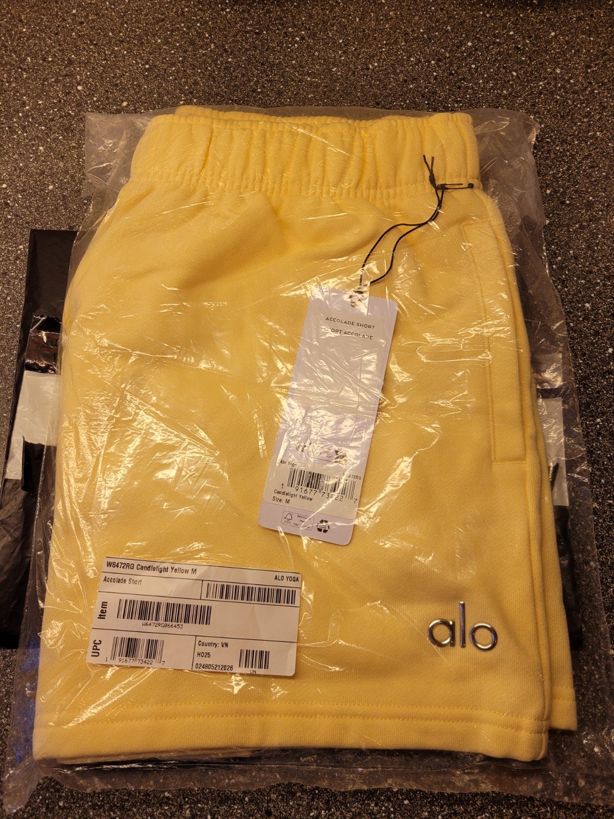 NIEUW ALO ACCOLADE SHORT CANDELIGHT YELLOW MAAT M, Ophalen of Verzenden, Nieuw, Geel, Kort
