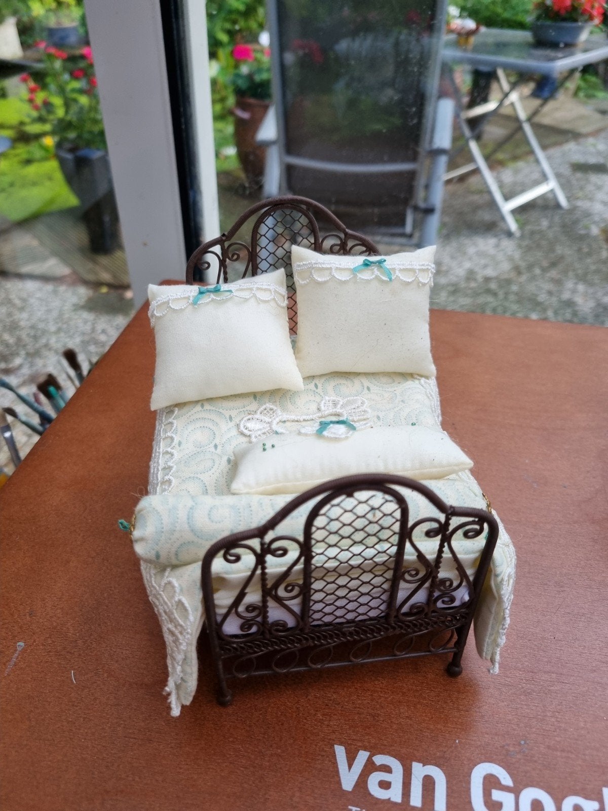 Leuk ijzeren bedje voor poppenhuis 1.12, Ophalen of Verzenden, Poppenhuis