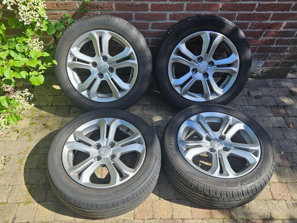 Mooie lichtmetalen velgen Peugeot 208 met Michelin e-primecy, Auto-onderdelen, Banden en Velgen, Ophalen, Gebruikt, 16 inch, Banden en Velgen