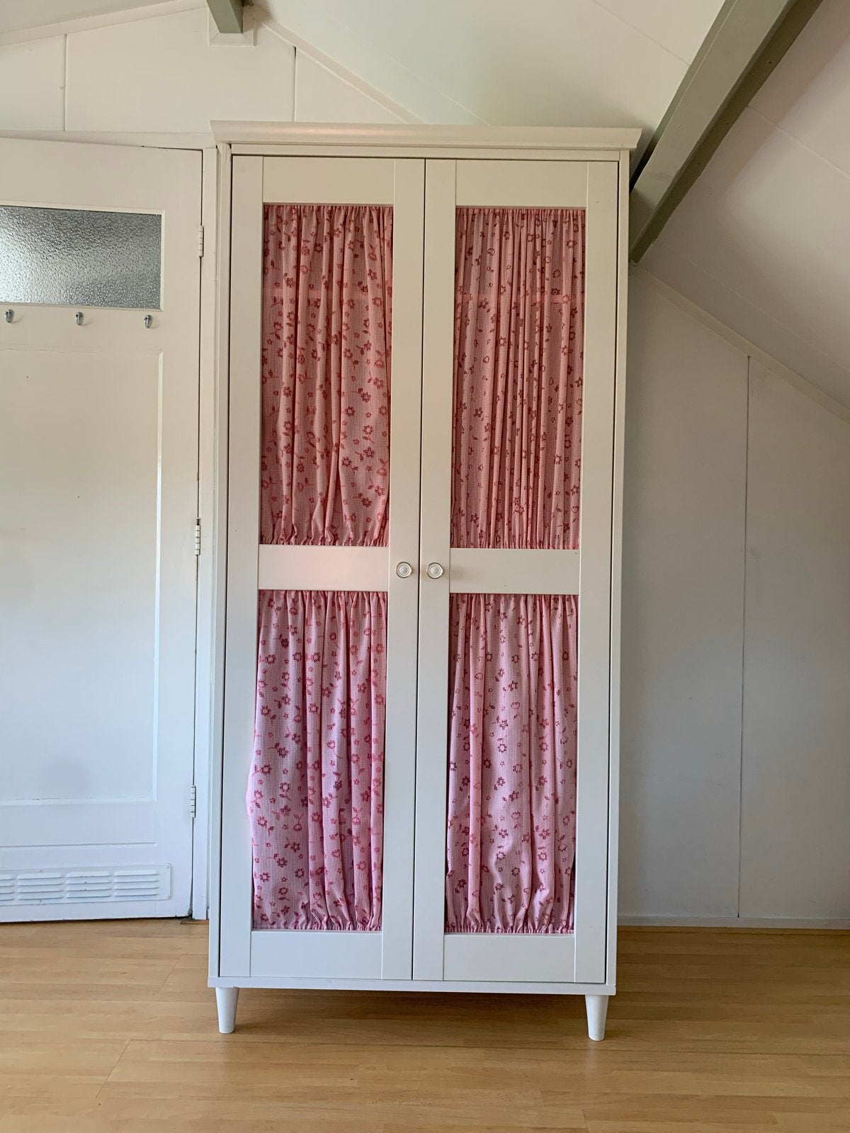 Leuke witte kledingkast met roze gordijntjes, Huis en Inrichting, Kasten | Kledingkasten, Ophalen, Gebruikt, 50 tot 100 cm, 150 tot 200 cm