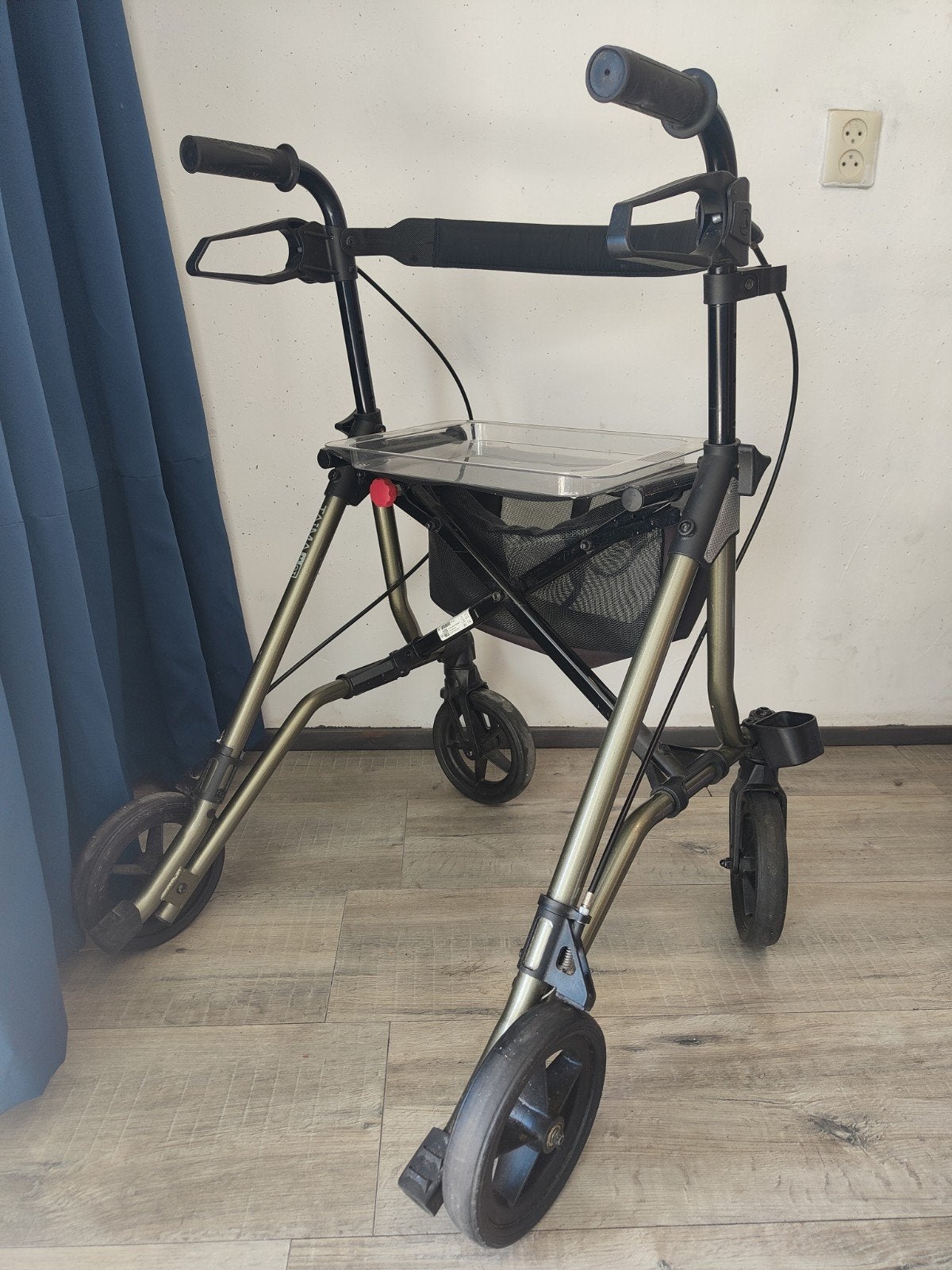 Zeer nette lichtgewicht rollator Dietz Rehab Taima M GT, Ophalen, Opvouwbaar, Zo goed als nieuw