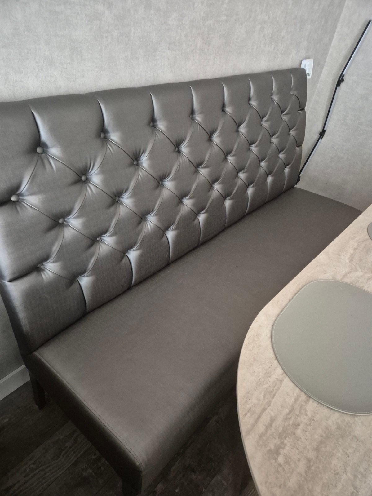 Stijlvolle taupe bank met gecapitonneerde rugleuning, Ophalen, Gebruikt, Driepersoons, 75 tot 100 cm
