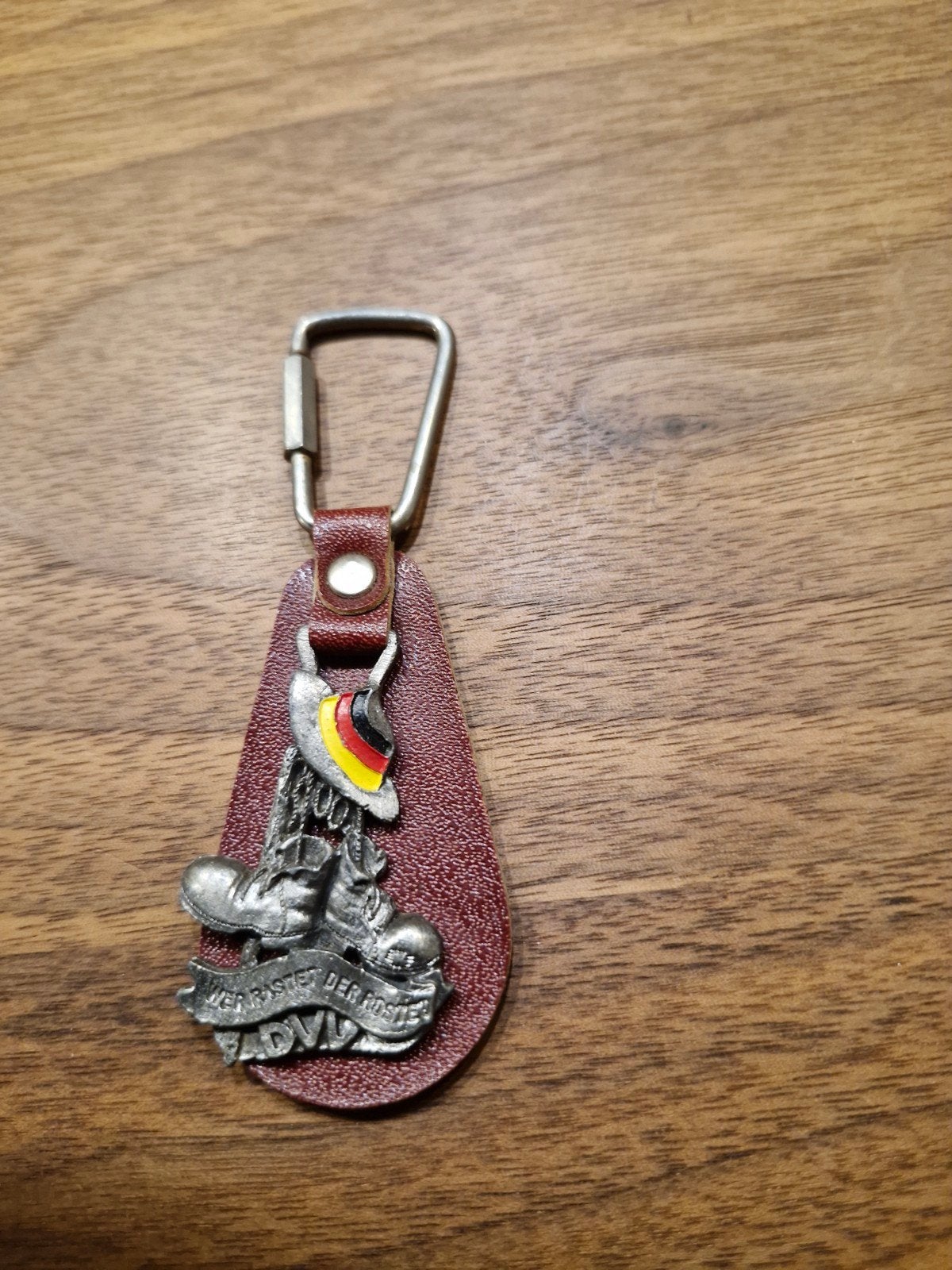 549 Vintage Sleutelhanger met Duitse Hoed en Laarzen, Ophalen of Verzenden, Gebruikt, Stad of Land