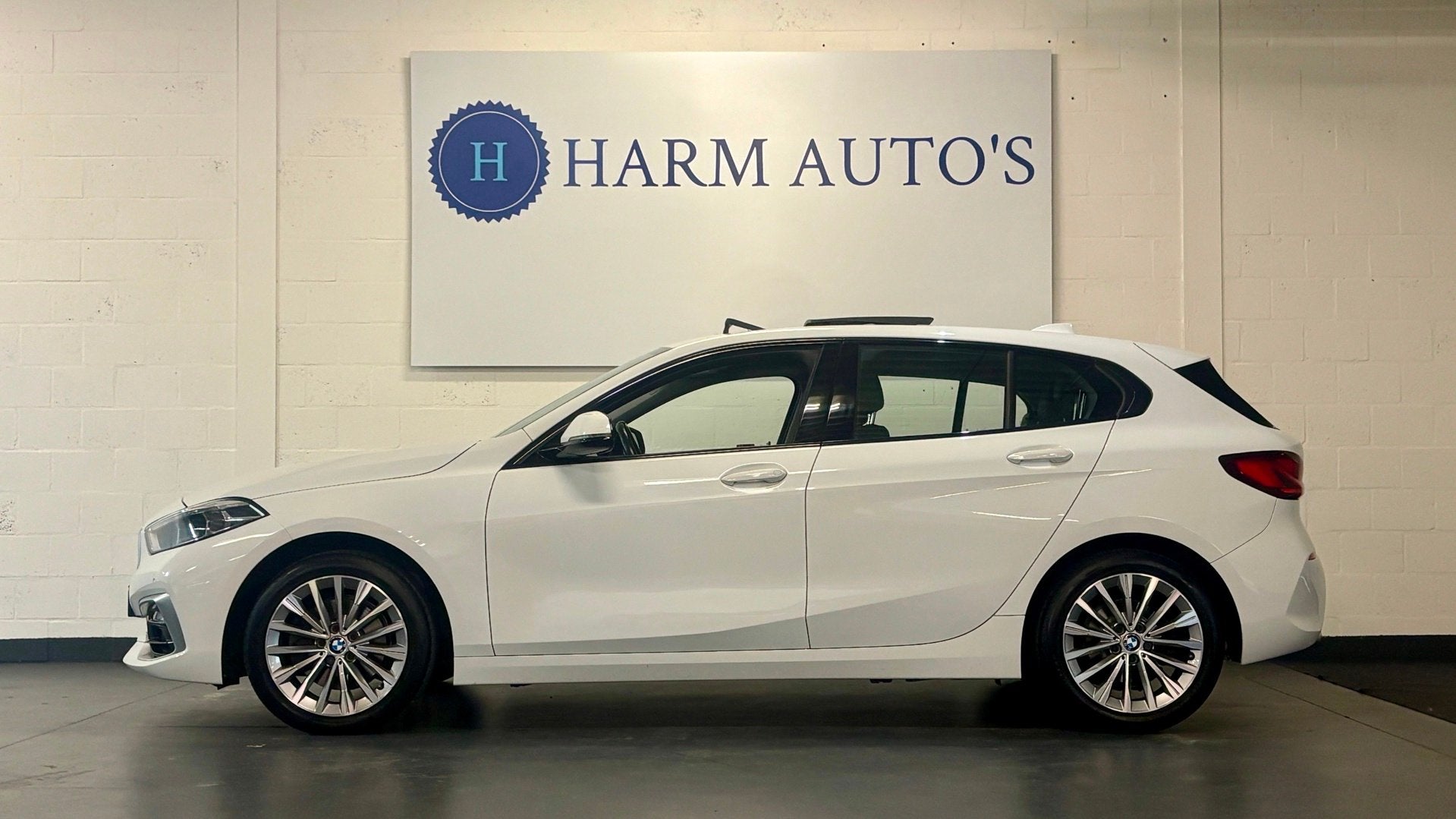 BMW 1-serie 118i Luxury Line 140pk Automaat / Pano / Navi /, Dealer onderhouden, Gebruikt, Adaptive Cruise Control, Wit