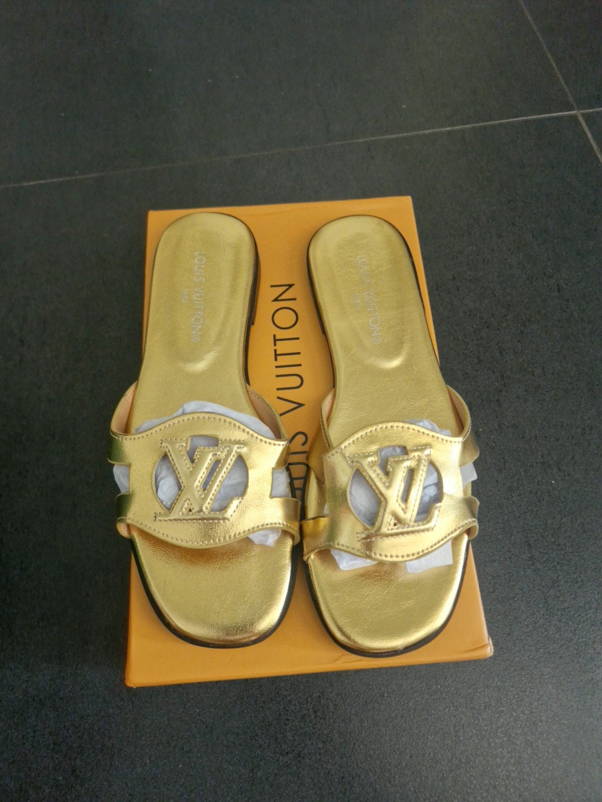 Luxe Gouden Dames Slippers – Maat 39 (Nieuw in Doos), Overige kleuren, Instappers, Ophalen of Verzenden, Louis Vuitton