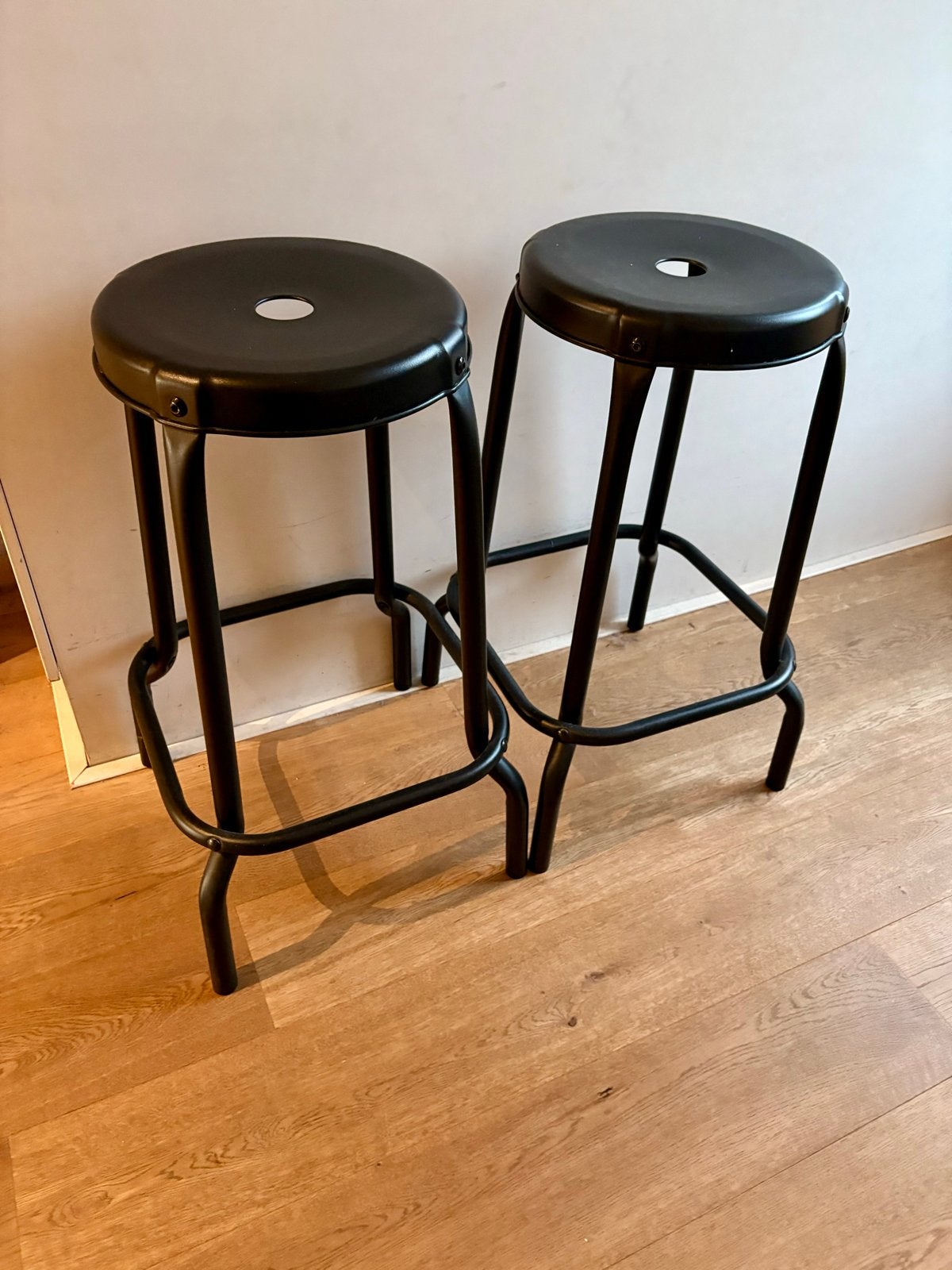 2x IKEA RÅSKOG barkrukken, zwart, zo goed als nieuw, Met voetsteun, 60 tot 90 cm, Ophalen of Verzenden, Zo goed als nieuw