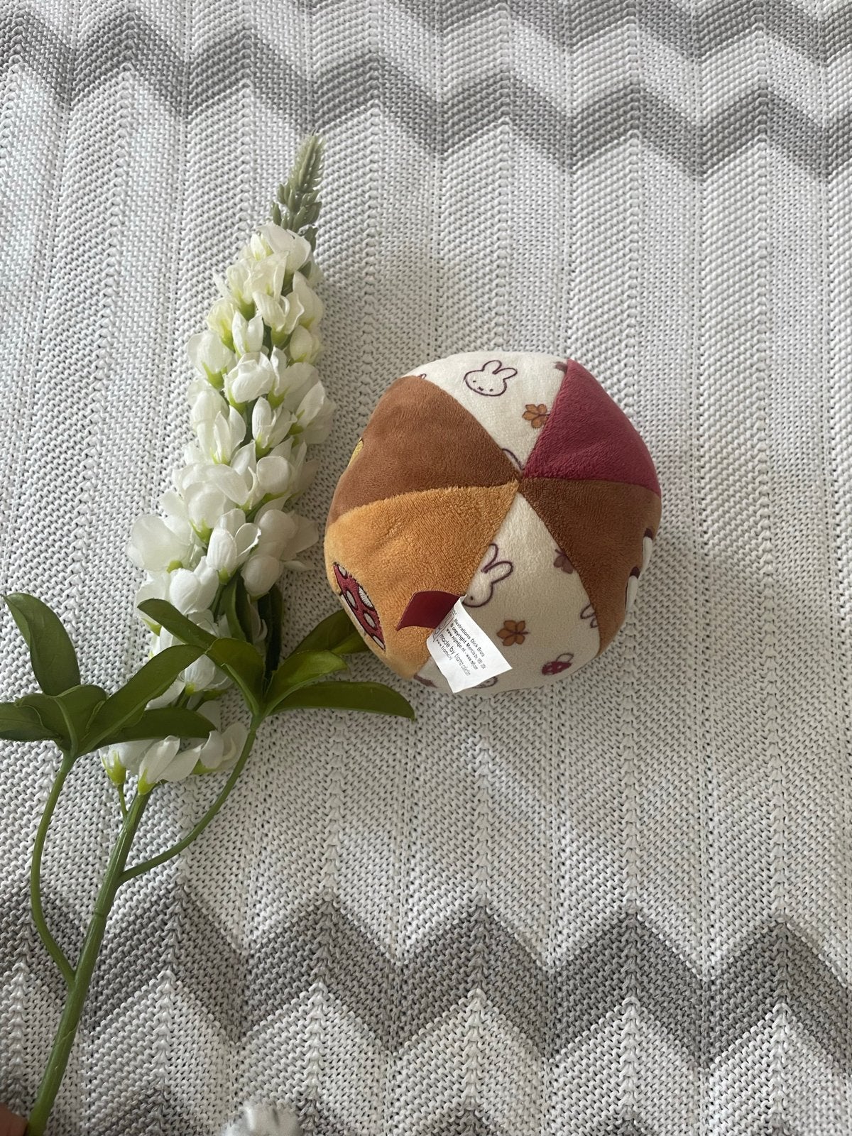 ZGAN, bruin/beige baby bal (rammelaar) van Nijntje, 0M+, Ophalen of Verzenden, Zo goed als nieuw, Rammelaar, Met geluid