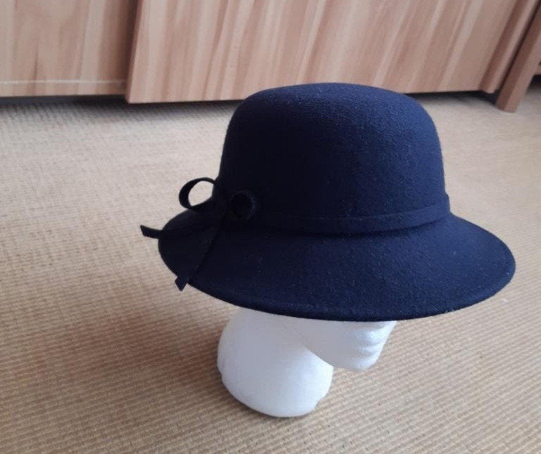 Prachtige donkerblauwe dameshoed, maat 55, Kleding | Dames, Hoeden en Petten, 55 cm (S, 6⅞ inch) of minder, Hoed, Ophalen of Verzenden