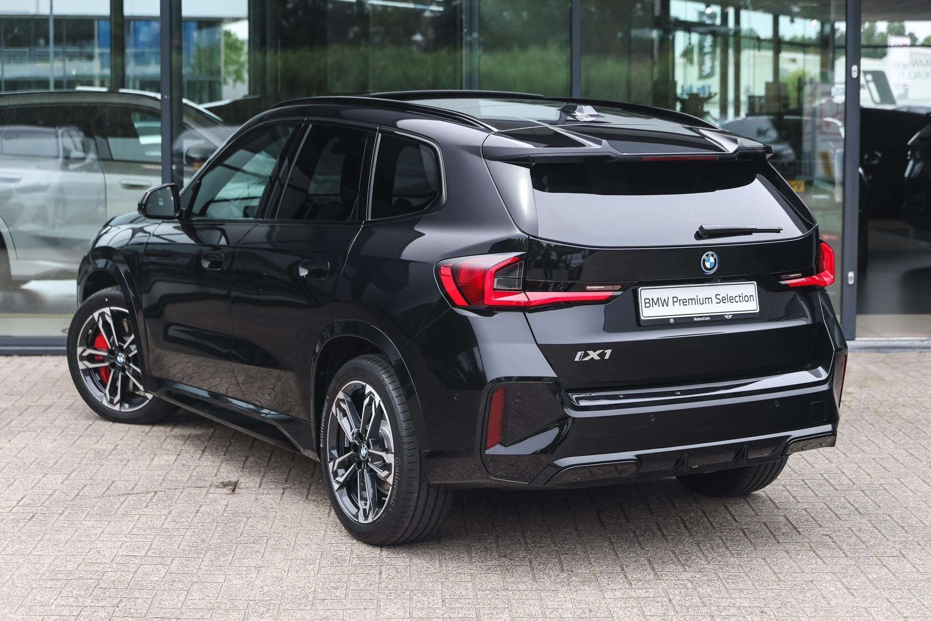 BMW iX1 eDrive20 M Sport / Trekhaak / Panoramadak / Sportsto, Auto's, Met garantie (alle), 24 min, Zwart, 204 pk