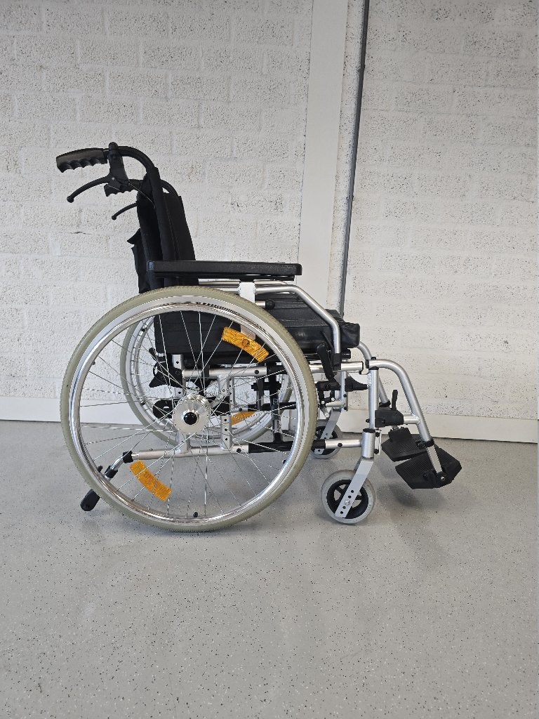 Smalle, Lichtgewicht, inklapbare rolstoel (UniRoll Moly), Gebruikt, UR, UR, Duwrolstoel