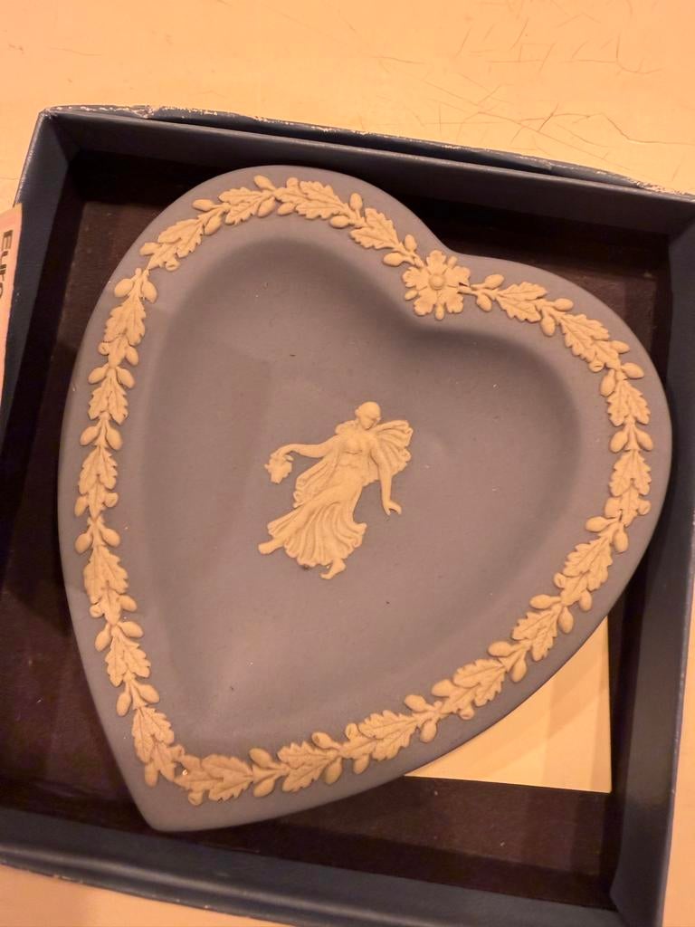 Wedgwood Jasperware: Hartvormig schaaltje en 2 ronde borden, Antiek en Kunst, Antiek | Porselein, Verzenden