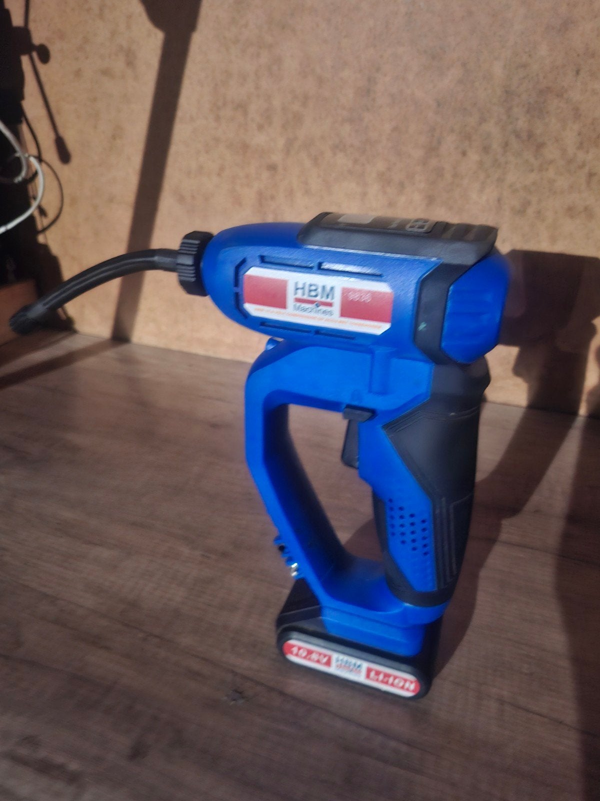 Te koop compressor op accu 10.8 volt twee keer gebruikt, Ophalen of Verzenden, Boor- en Schroefmachine