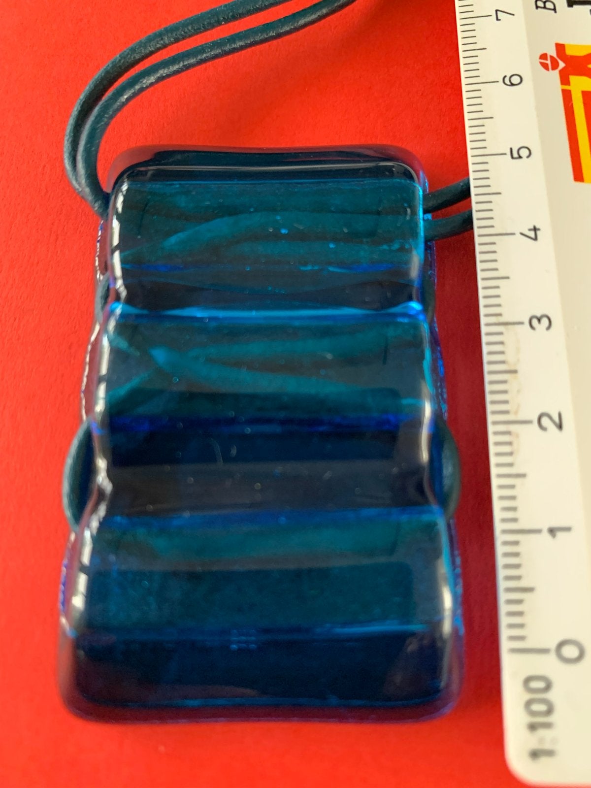 Glazen hanger aan leren koord - Blauw of Groen, Blauw, Nieuw, Ophalen of Verzenden, Overige materialen