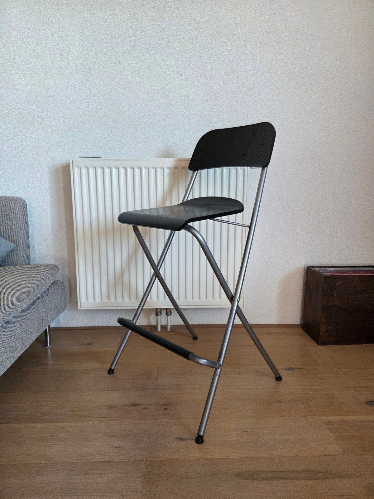 IKEA Franklin barkruk - inklapbaar, zwart/zilver, Huis en Inrichting, Ophalen, Gebruikt, Met voetsteun, 60 tot 90 cm