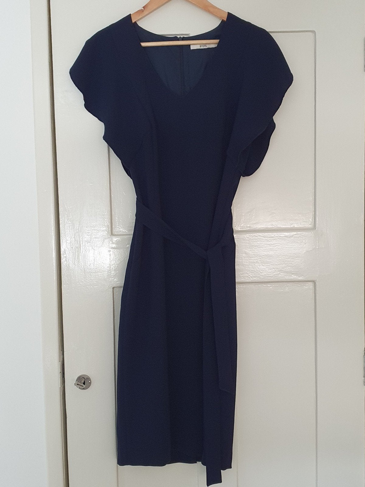 Steps donkerblauwe feestjurk met kapmouwtjes en ceintuur, Kleding | Dames, Blauw, Ophalen of Verzenden, Knielengte, Steps