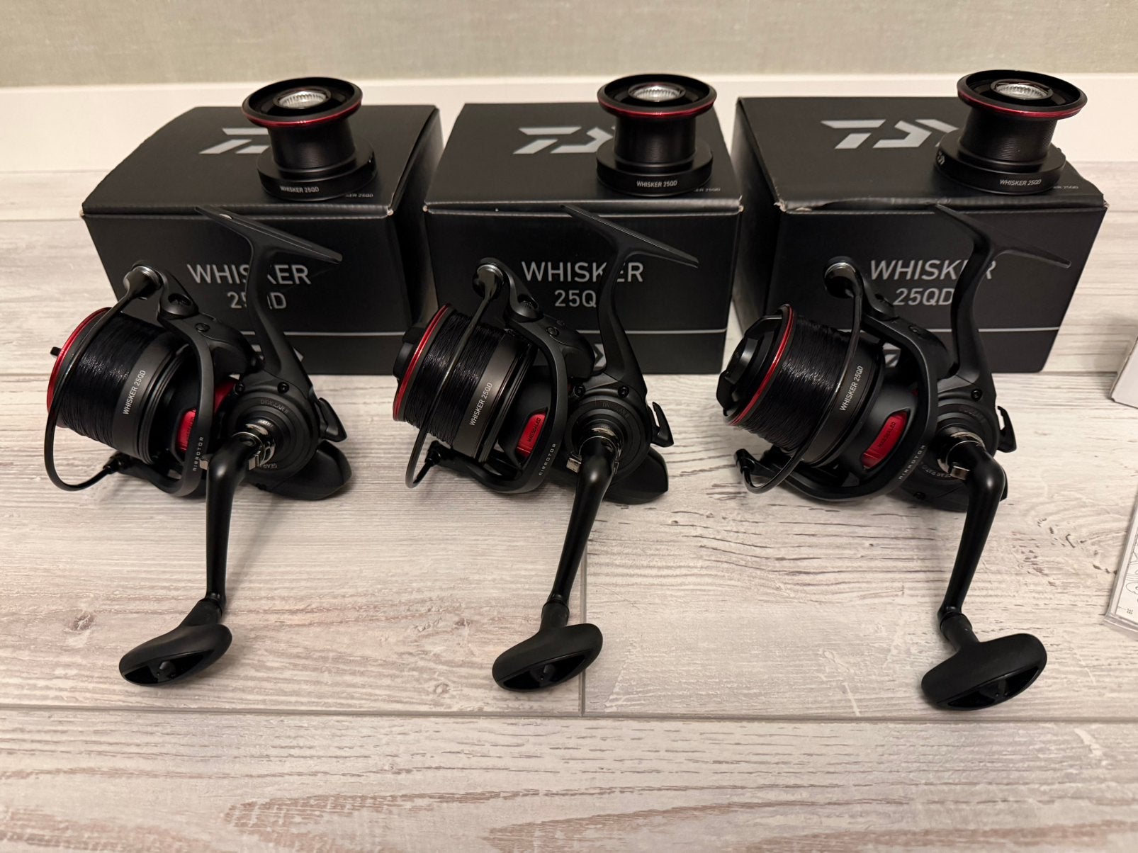 3 x Daiwa Whisker 25 QD incl reserve spoelen NIEUWSTAAT!, Watersport en Boten, Ophalen of Verzenden, Zo goed als nieuw, Molen