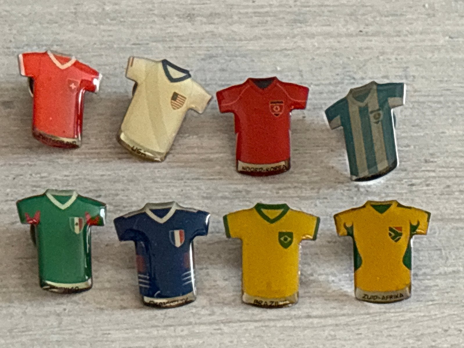 8x Vintage Voetbalshirt Pins WK Landen, Ophalen of Verzenden, Gebruikt, Sport, Speldje of Pin