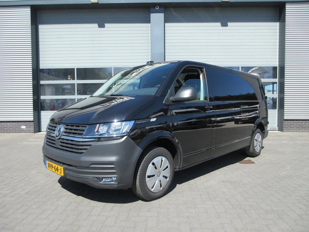 Volkswagen Transporter 2.0 TDI L2H1 airco navigatie trekhaak, Auto's, Bestelauto's, Voorwielaandrijving, Gebruikt, Euro 6, 4 cilinders