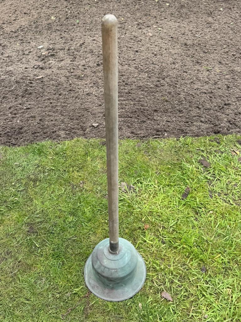 Oude koperen wasstamper, Ophalen