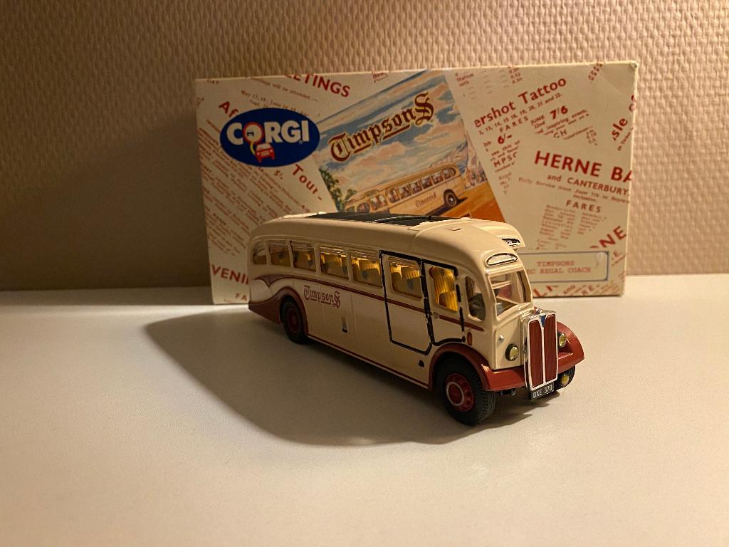 Corgi - AEC Regal Coach Timpsons, Hobby en Vrije tijd, Modelauto's | 1:50, Ophalen of Verzenden, Nieuw, Bus of Vrachtwagen, Corgi