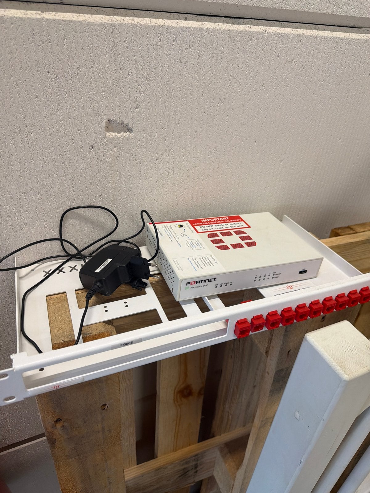 Fortigate 30e met rackmount kit, Ophalen of Verzenden, Gebruikt, Router