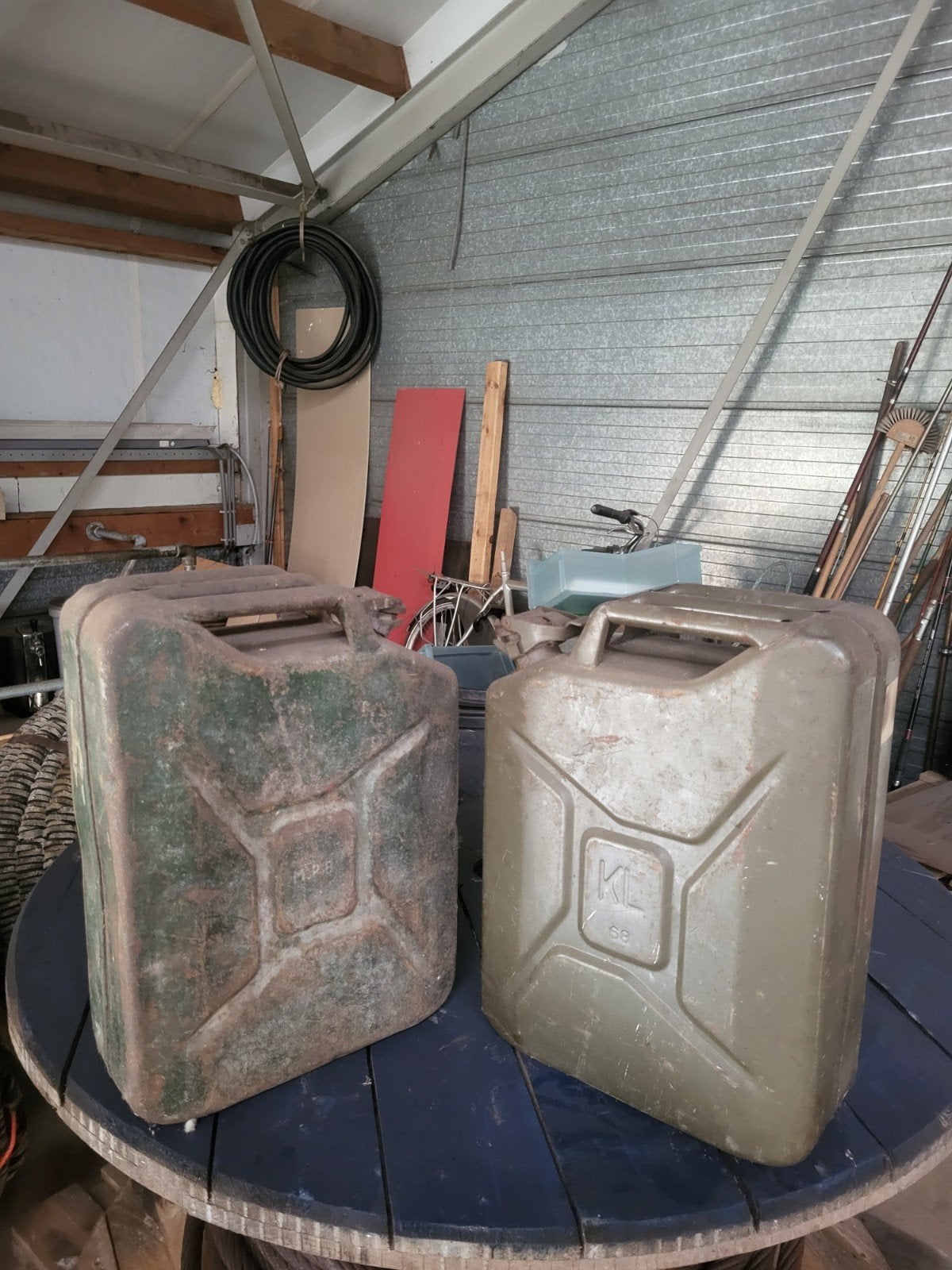 Twee vintage jerrycans - decoratief of voor opslag, Ophalen of Verzenden