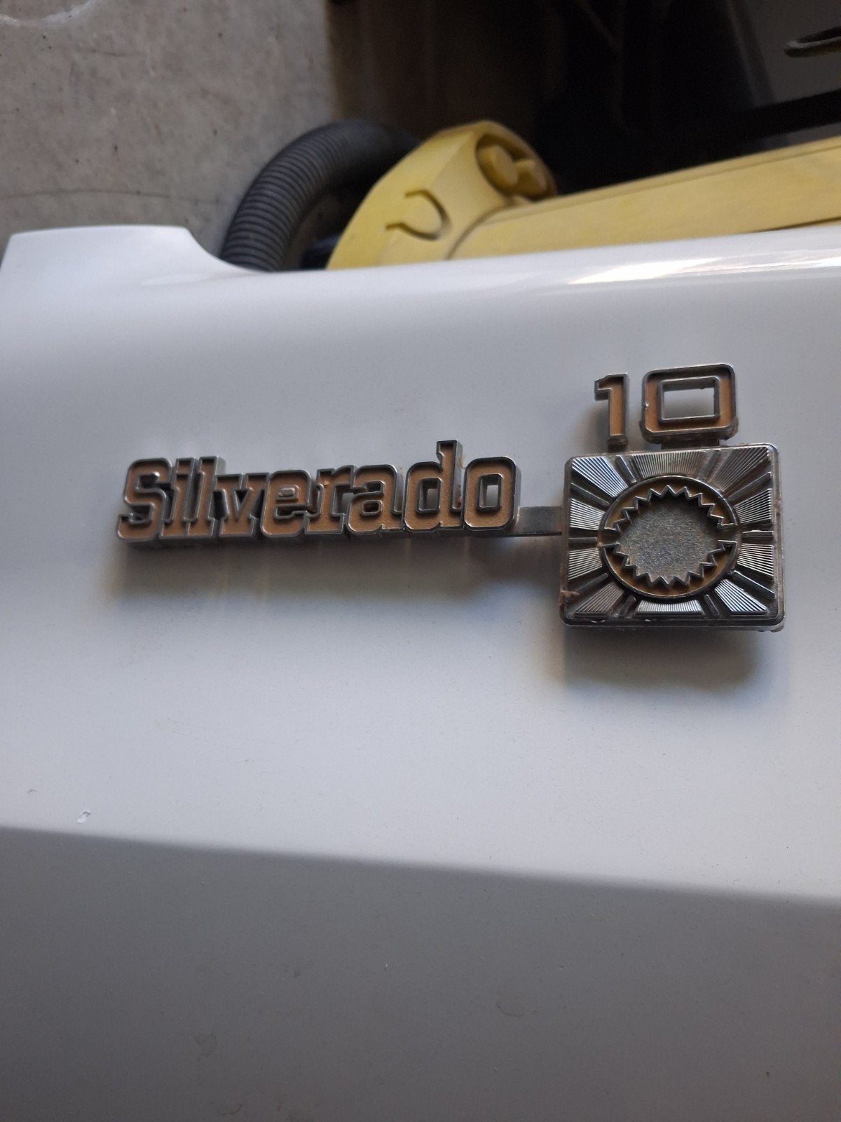 Gezocht Chevrolet Silverado c10  embleem., Verzenden, Chevrolet