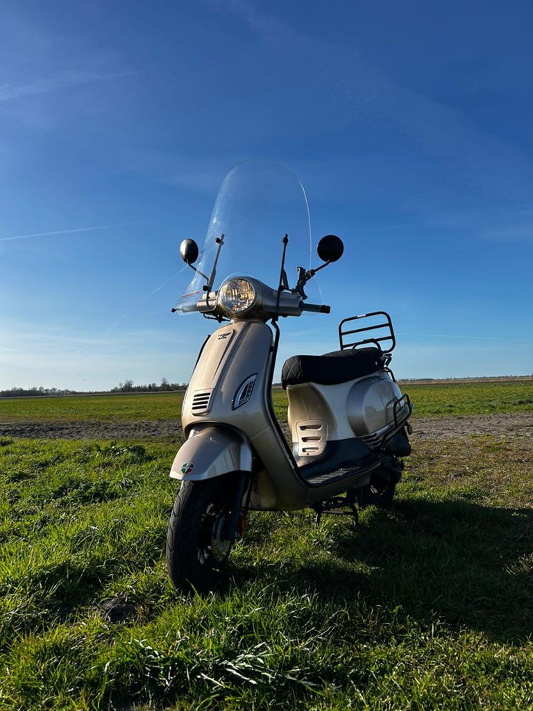 Scooter champagne metallic geel kenteken, Fietsen en Brommers, Ophalen of Verzenden