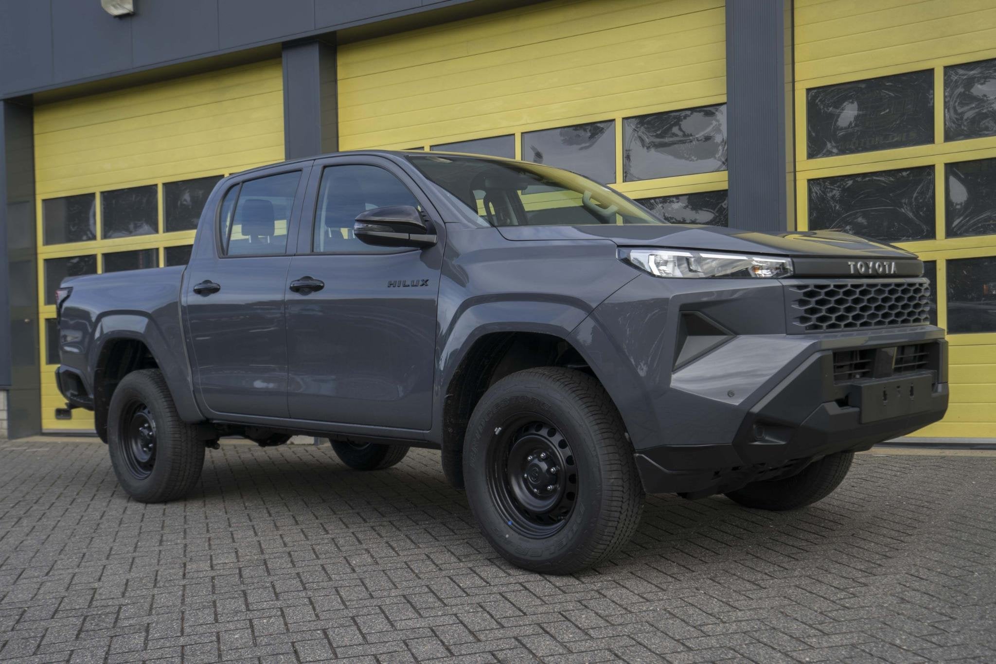 Toyota Hilux 2.8 D-4D MHEV Double Cab Auto 4WD Active, Auto's, Automaat, 4 cilinders, Automatische klimaatregeling, Bedrijf