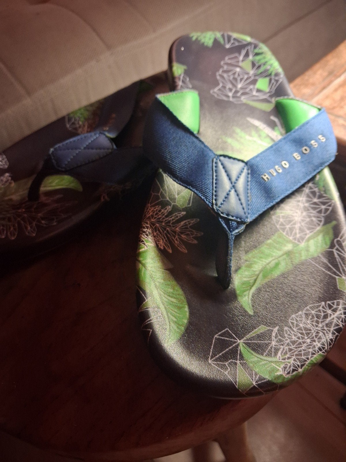 Hugo Boss Slippers - Zwart met tropische print, Kleding | Heren, Schoenen, Slippers, Zwart, Ophalen of Verzenden, Hugo Boss