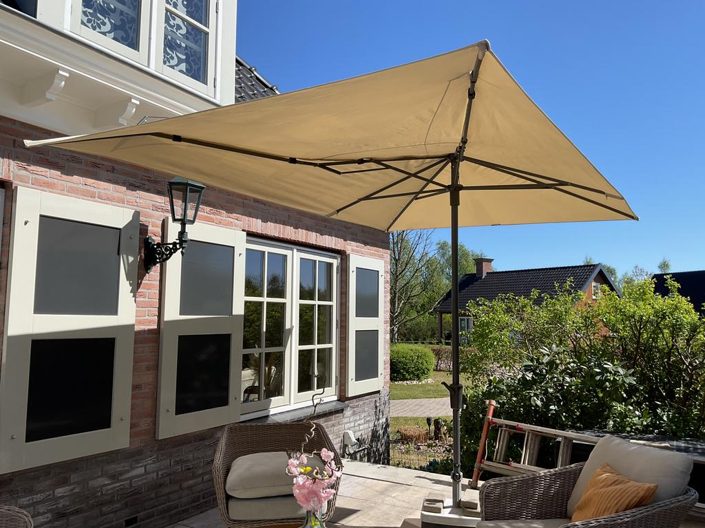 Mooi grote balkon parasol creme kleur zgan weinig gebruikt, Tuin en Terras, Partytenten, Ophalen, Zo goed als nieuw, Minder dan 5 meter