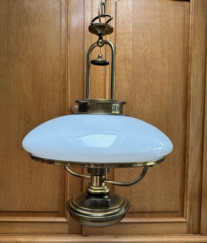 Vintage hanglamp met melkglas kap en messing details, Ophalen of Verzenden, Gebruikt, Glas, E27 (groot)