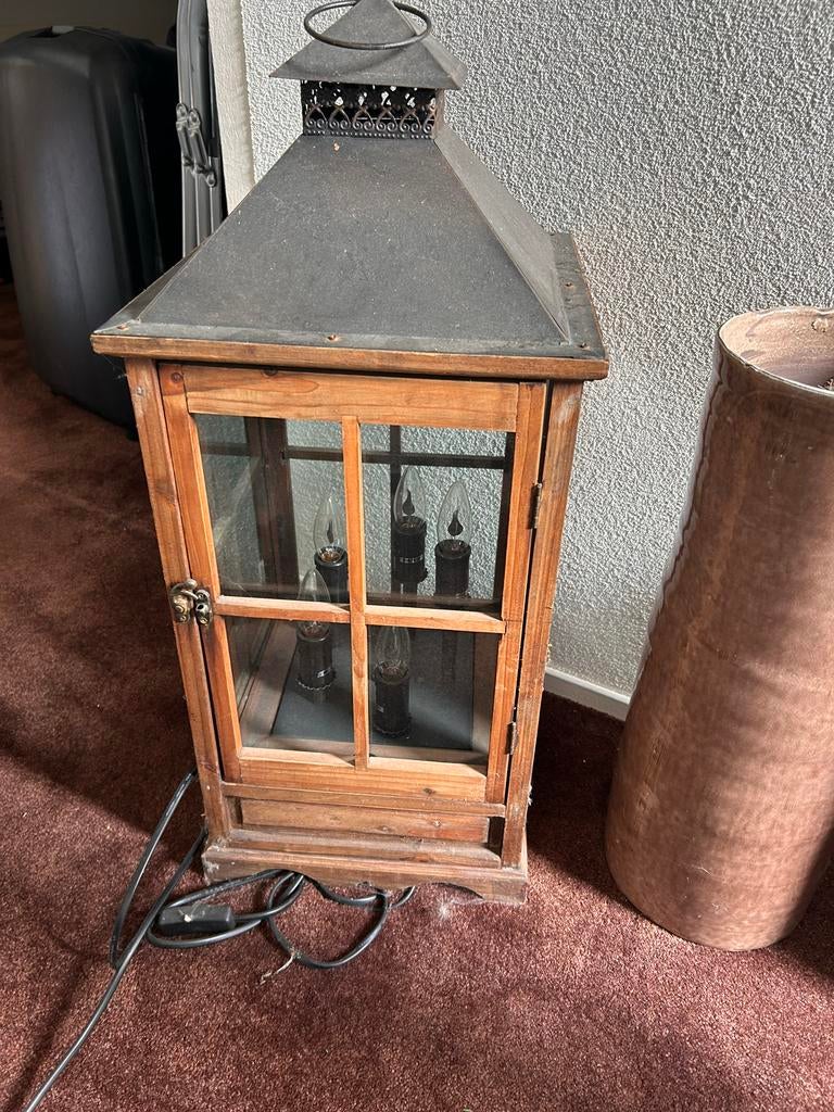 Houten lantaarn met glazen panelen en elektrische kaarsen, Ophalen, Gebruikt, Hout, 100 tot 150 cm