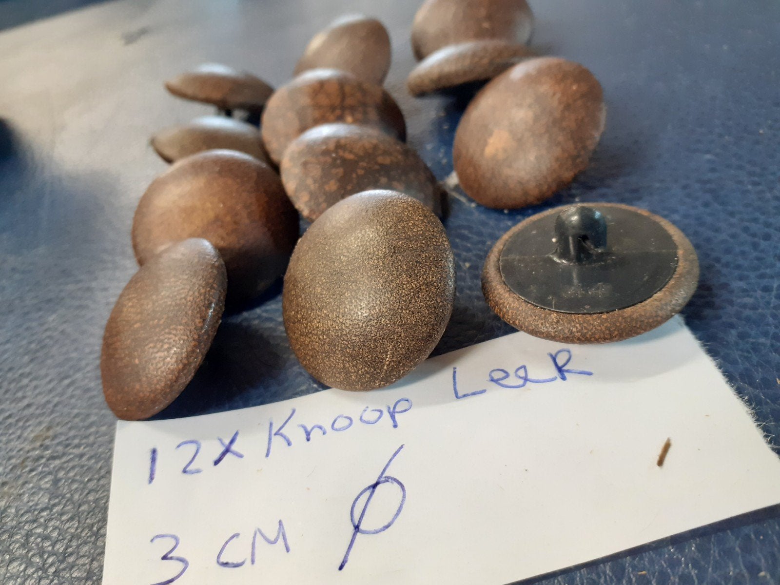Knopen leer, Ophalen of Verzenden, Gebruikt, Knoop of Knopen