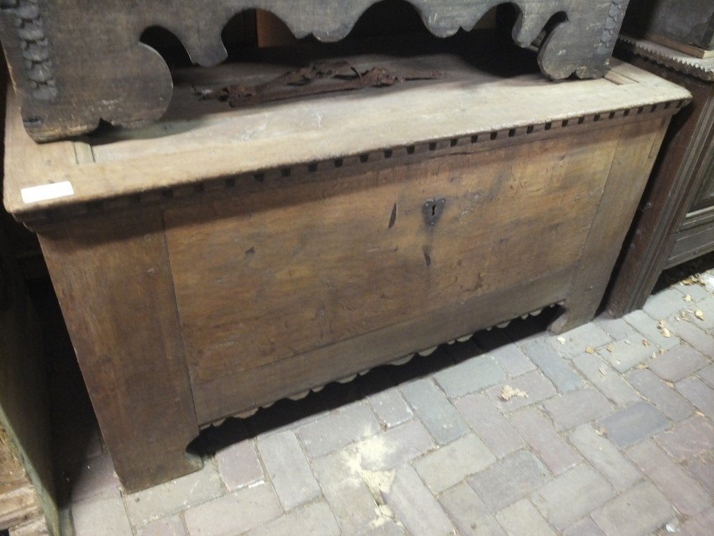 Antieke dekenkist met versieringen, Antiek en Kunst, Ophalen of Verzenden