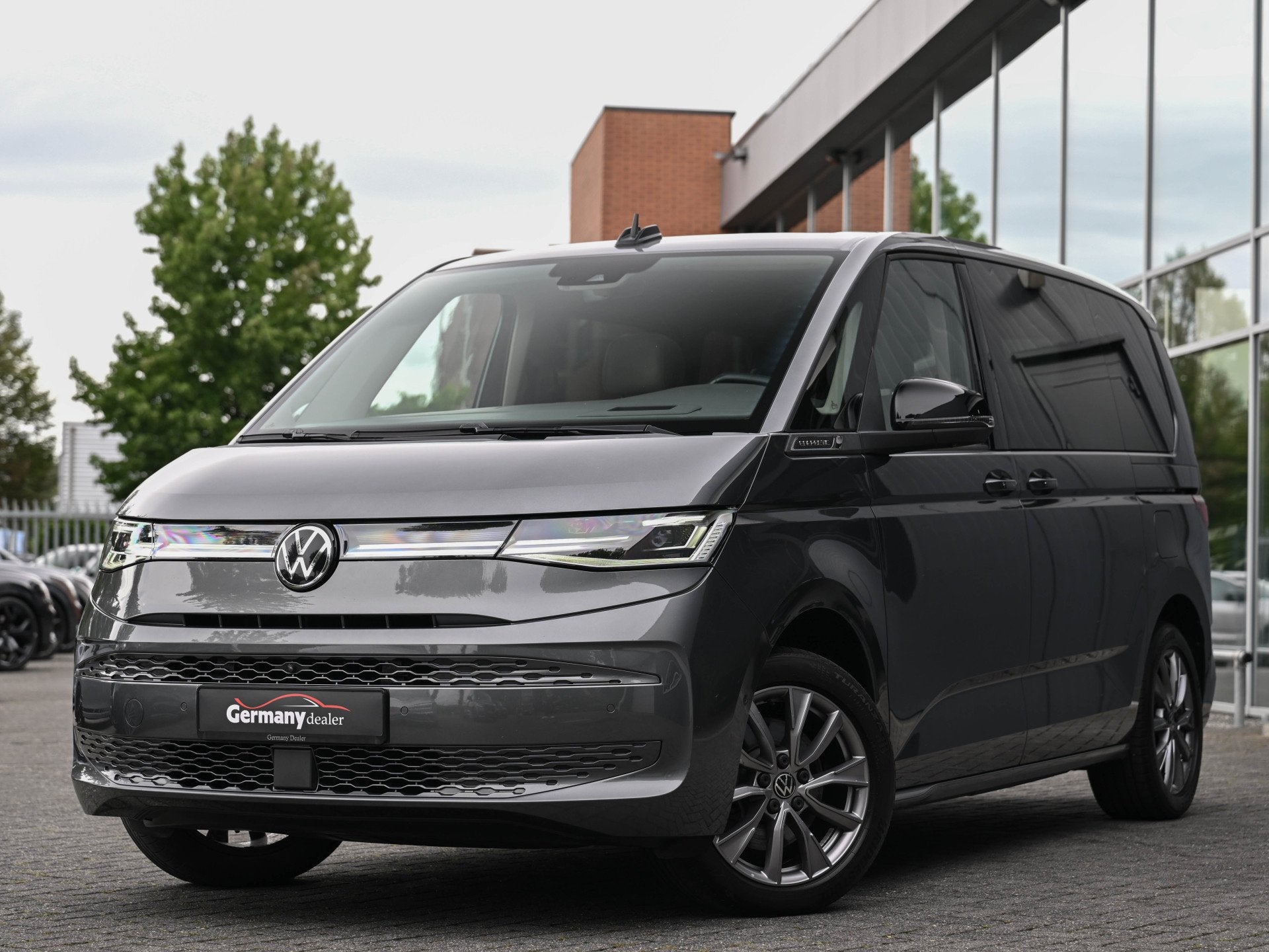 Volkswagen Multivan 1.4 eHybrid 219pk 7-Pers Energetic Pano, Auto's, Dealer onderhouden, Gebruikt, Met garantie (alle), Grijs
