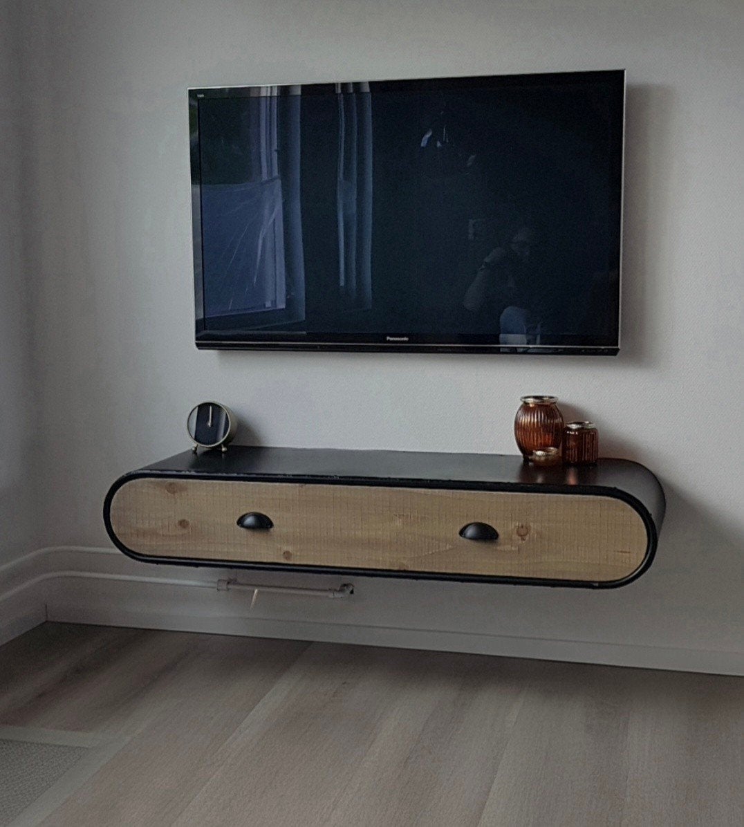 Stijlvol TV-meubel: Zwevend of Staand, Hout & Metaal, Ophalen, 25 tot 50 cm, Metaal, Minder dan 100 cm