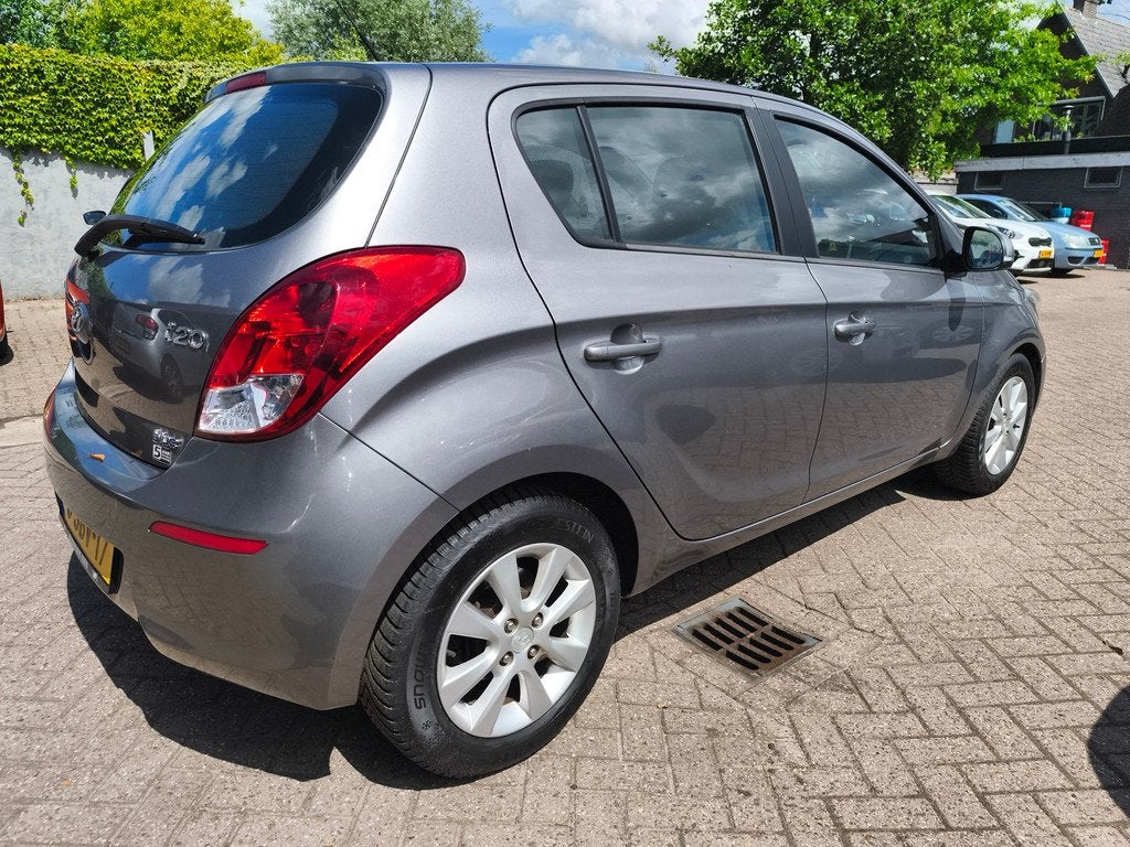 Hyundai i20 1.2 i-Deal Dealer onderhouden, Navigatie, Auto's, Hyundai, Euro 5, 450 kg, Gebruikt, 31 €/maand