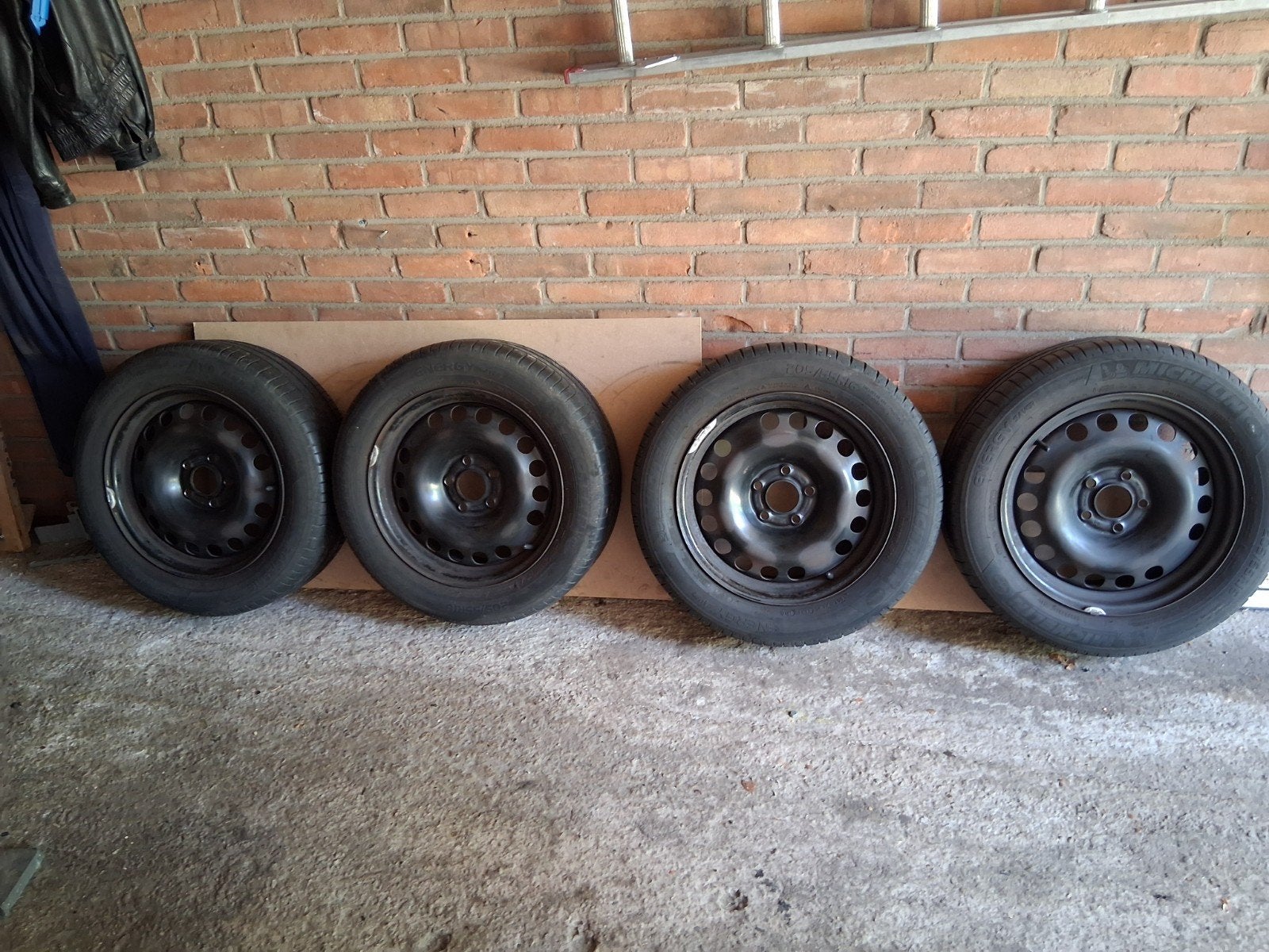 Set van 4x 16 inch stalen velgen met Michelin zomerbanden, Ophalen, Gebruikt